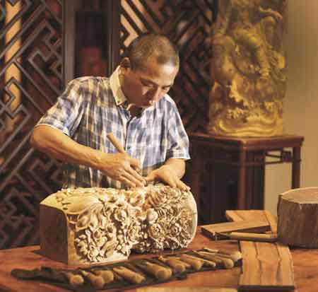 王士豐紅木：醉心精雕，極致工藝詮釋新時(shí)代“工匠精神”